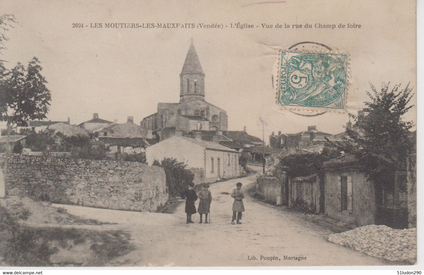 CPA Les Moutiers-les-Mauxfaits - Vue De La Rue Du Champ De Foire (avec Petite Animation) - Moutiers Les Mauxfaits