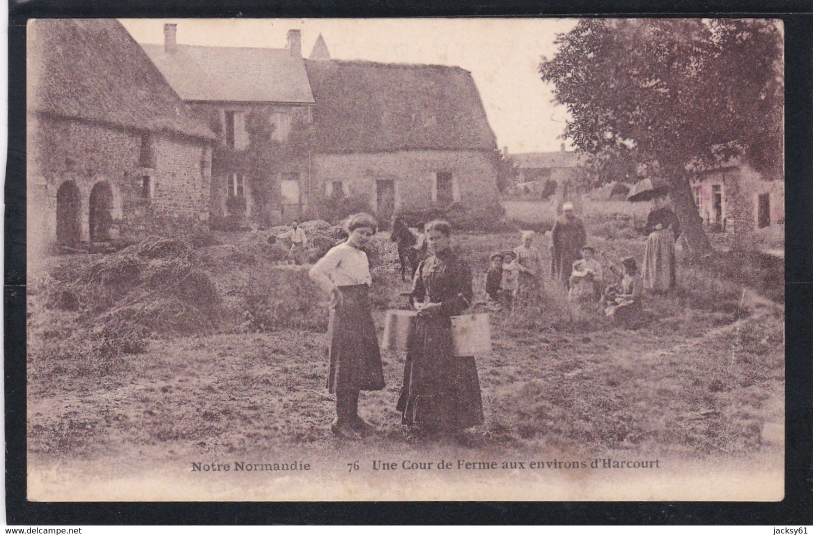 14 - Une Cour De Ferme Aux Environs D'harcourt - Thury Harcourt