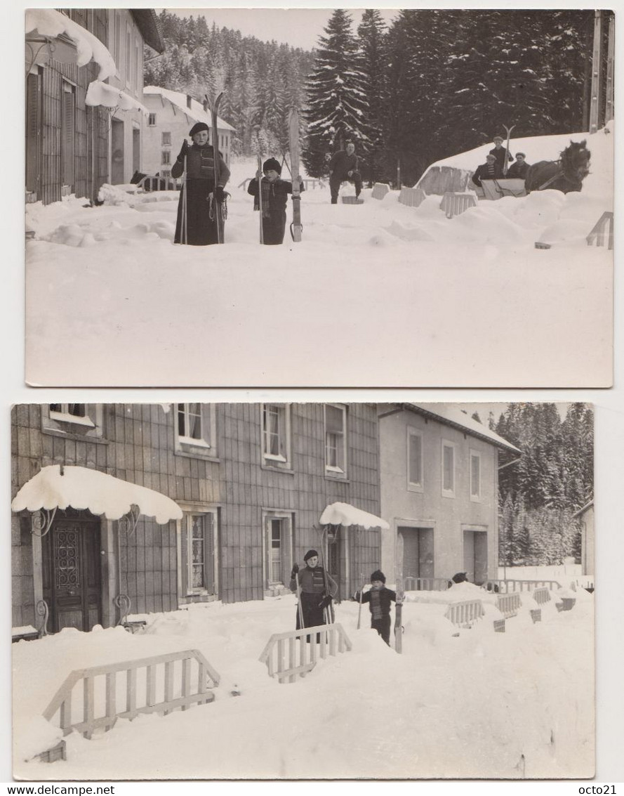 2 Cartes Photos .Skieurs Dans La Neige Devant L'Hôtel Du Jura Vert à BOUJAILLES (Doubs) - Andere & Zonder Classificatie