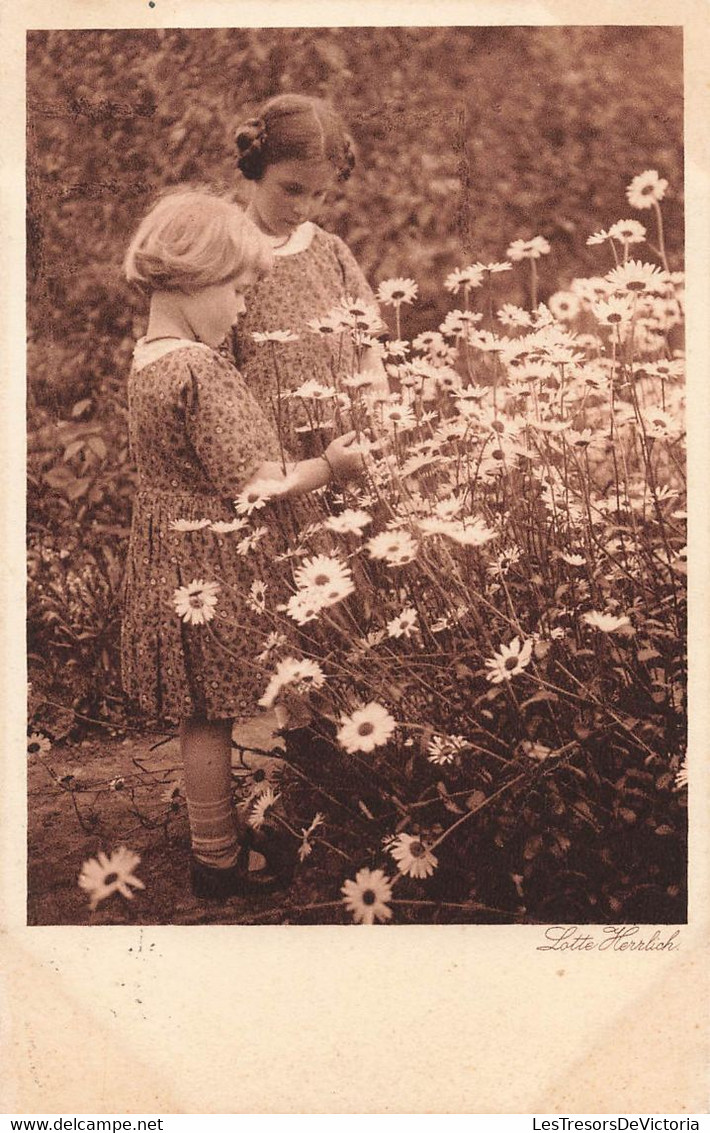 CPA Lotte Herrlich - Aus Der Mappe - Fillettes Cueillant Des Marguerites - Children And Family Groups