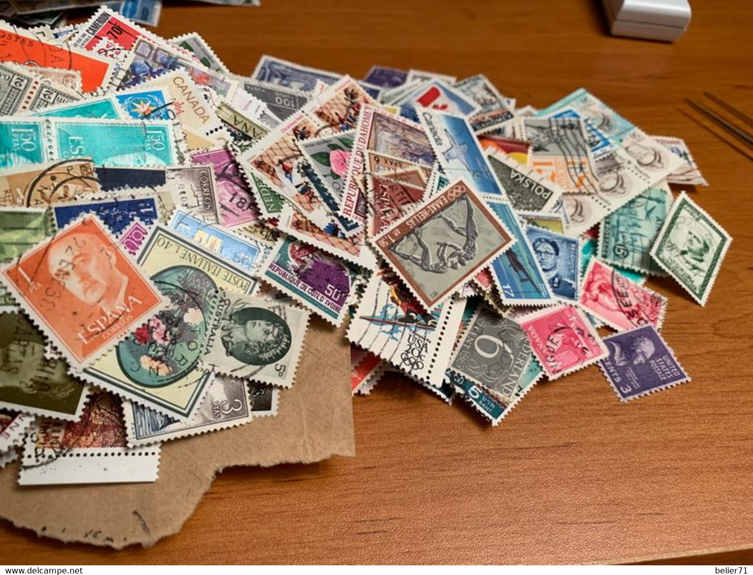 Lots de plusieurs centaines de timbres tous pays et tout états