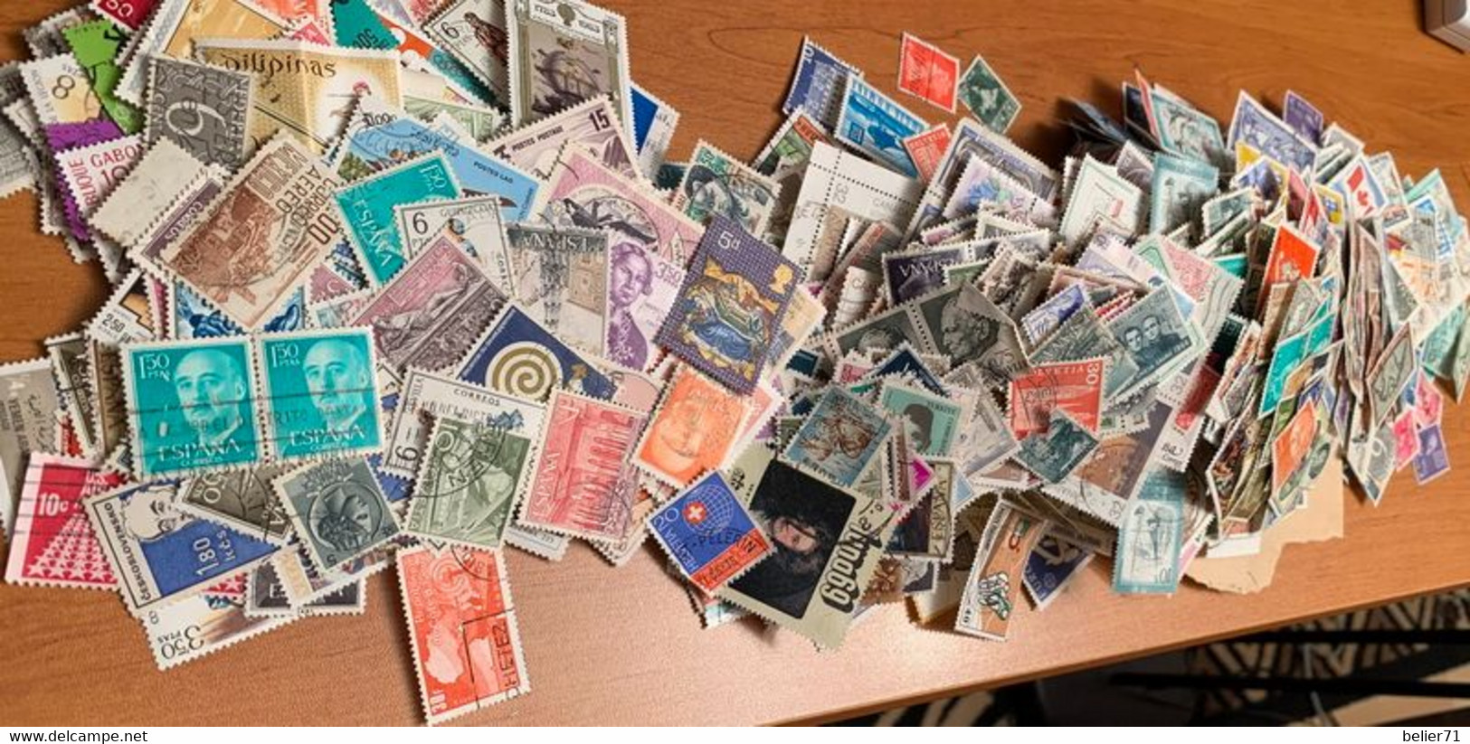 Lots de plusieurs centaines de timbres tous pays et tout états