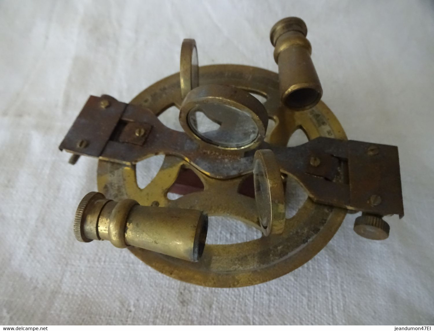 ANCIEN SEXTANT LATERAL DANS SON COFFRET EN EXCELLENT ETAT. 2 EPROUVETTES A L'INTERIEUR.