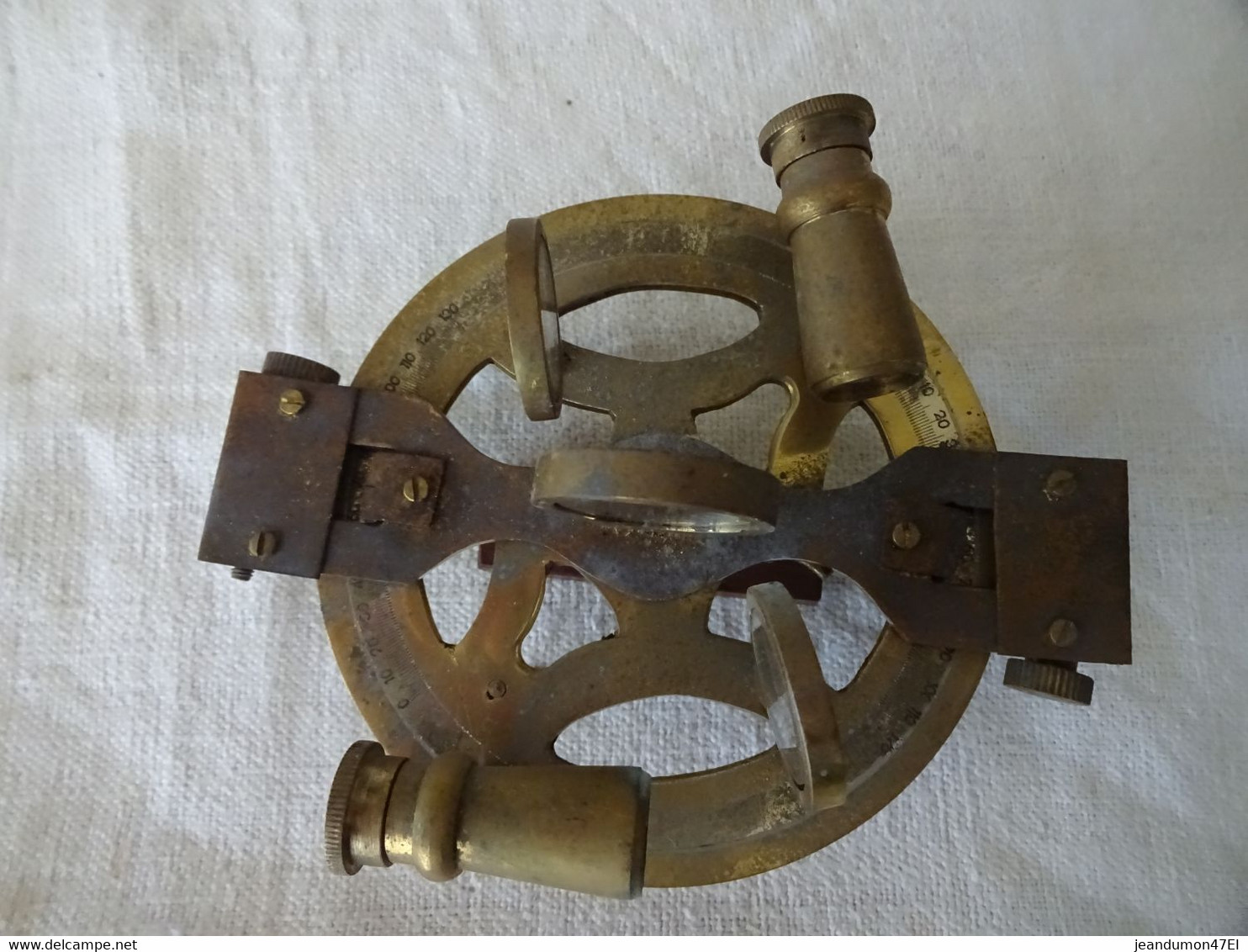 ANCIEN SEXTANT LATERAL DANS SON COFFRET EN EXCELLENT ETAT. 2 EPROUVETTES A L'INTERIEUR.