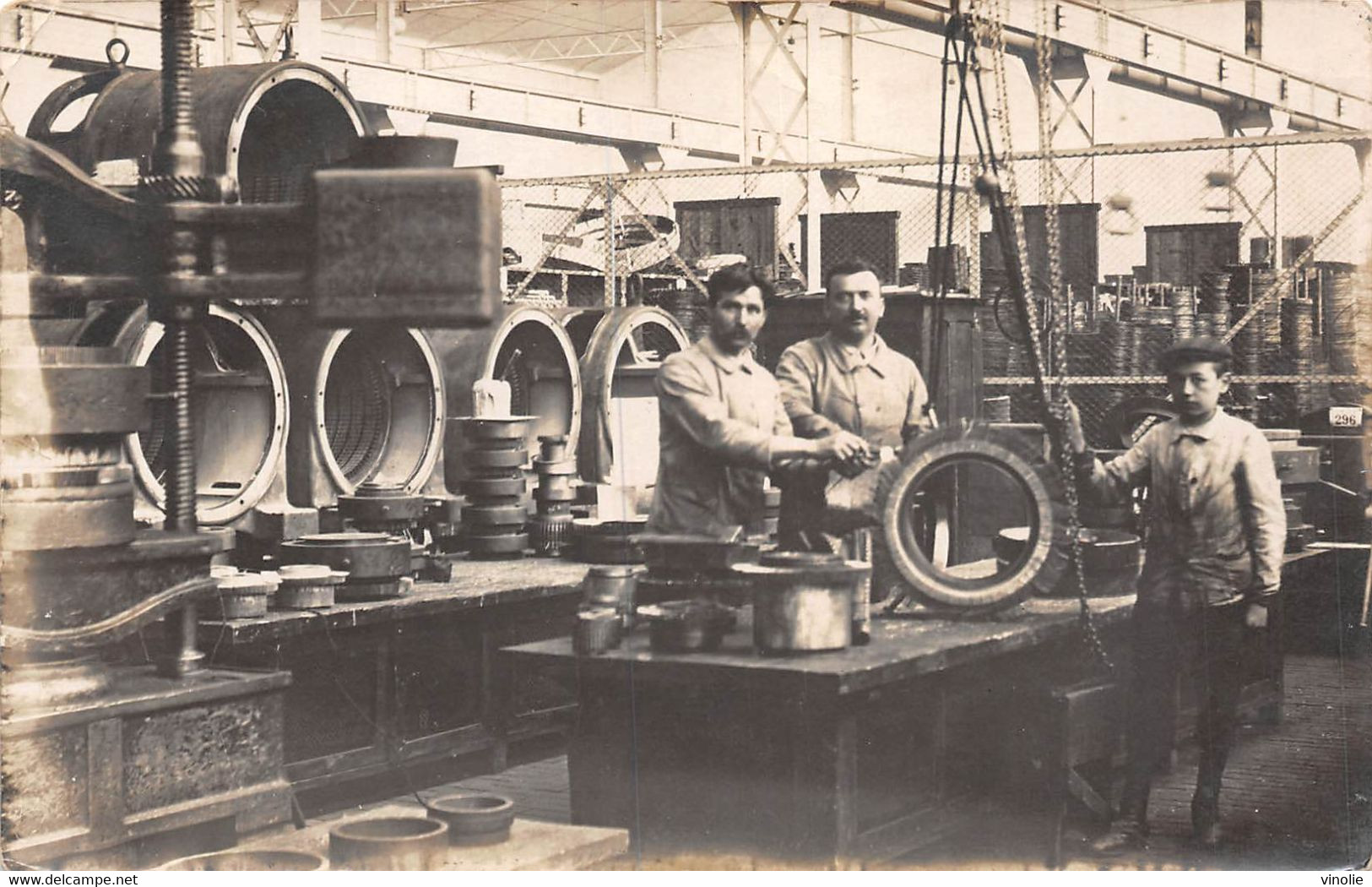 22-4489 :  CARTE-PHOTO INDUSTRIE. INTERIEUR D'ATELIER . OUVRIERS EN POSTE DE TRAVAIL - Regionale Spiele