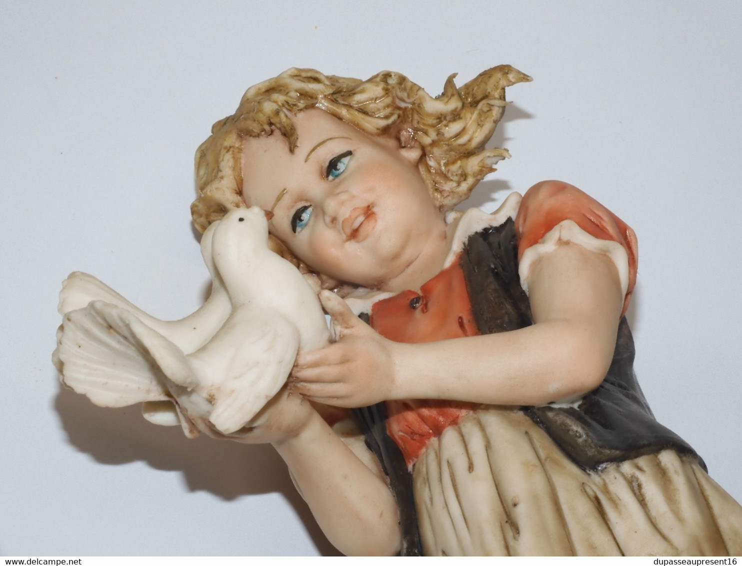 *SUPERBE SUJET PORCELAINE CAPODIMONTE CAPO DI MONTE PETITE FILLE AUX COLOMBES   E