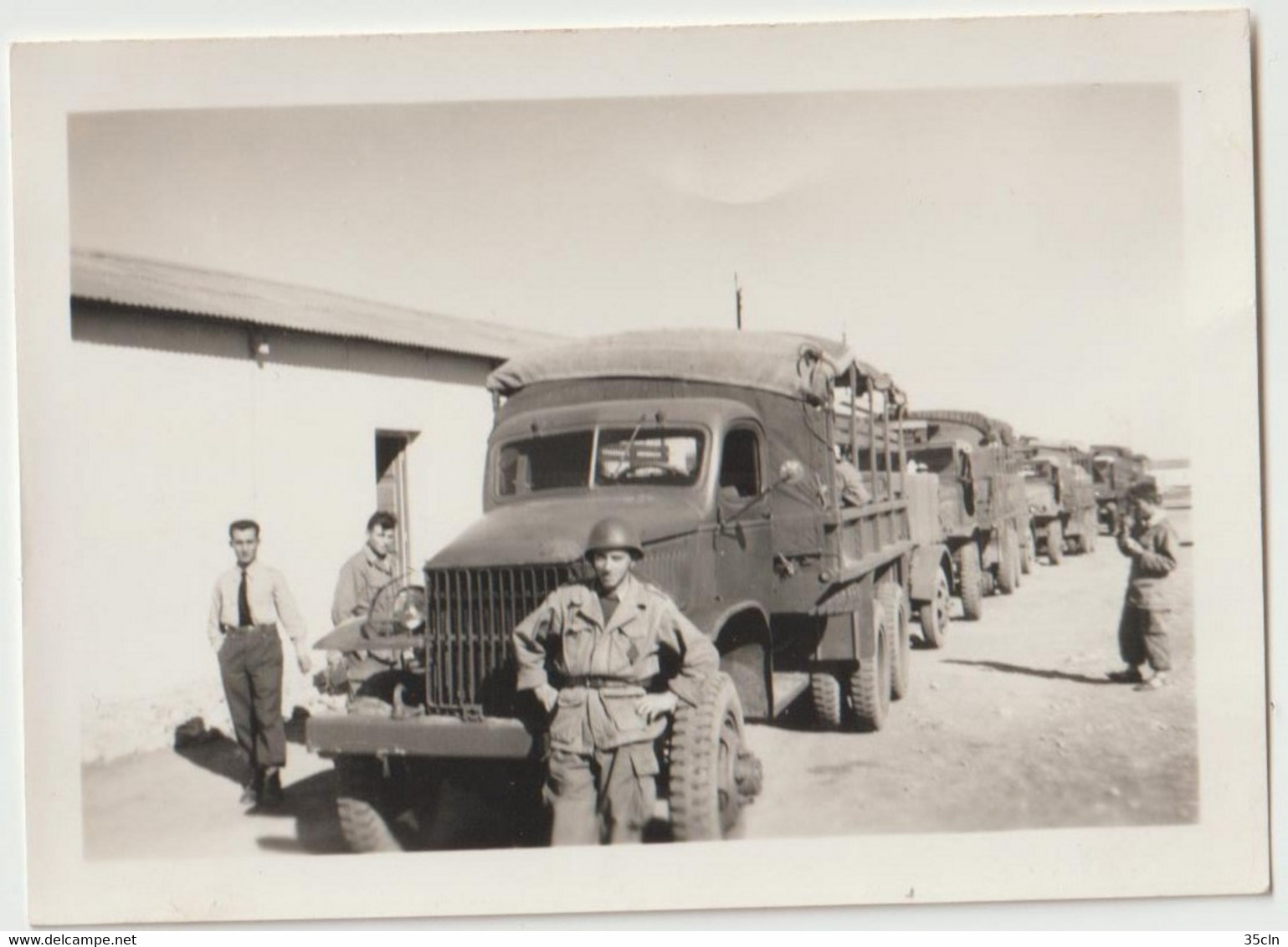 PHOTO Originale D'un Camion  GMC Cabine Tôlée Avec Personnels ( Camions En Convoi ). Format 6,5 Cm X 9 Cm . - Vehicles