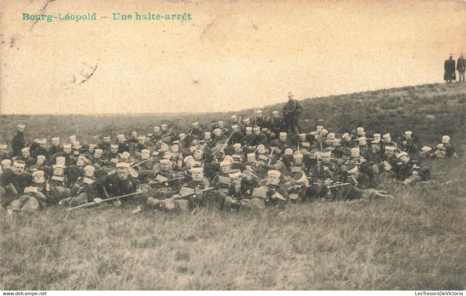 CPA Bourg-Léopold - Une Halte-arrêt - Groupe De Soldats Avec Fusils - Leopoldsburg (Kamp Van Beverloo)