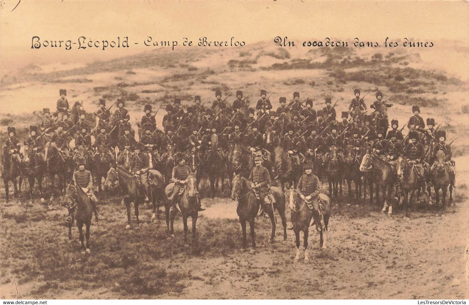 CPA Bourg-Léopold - Camp De Beverloo - Un Escadron Dans Les Dunes - Militaires A Cheval - Leopoldsburg (Beverloo Camp)