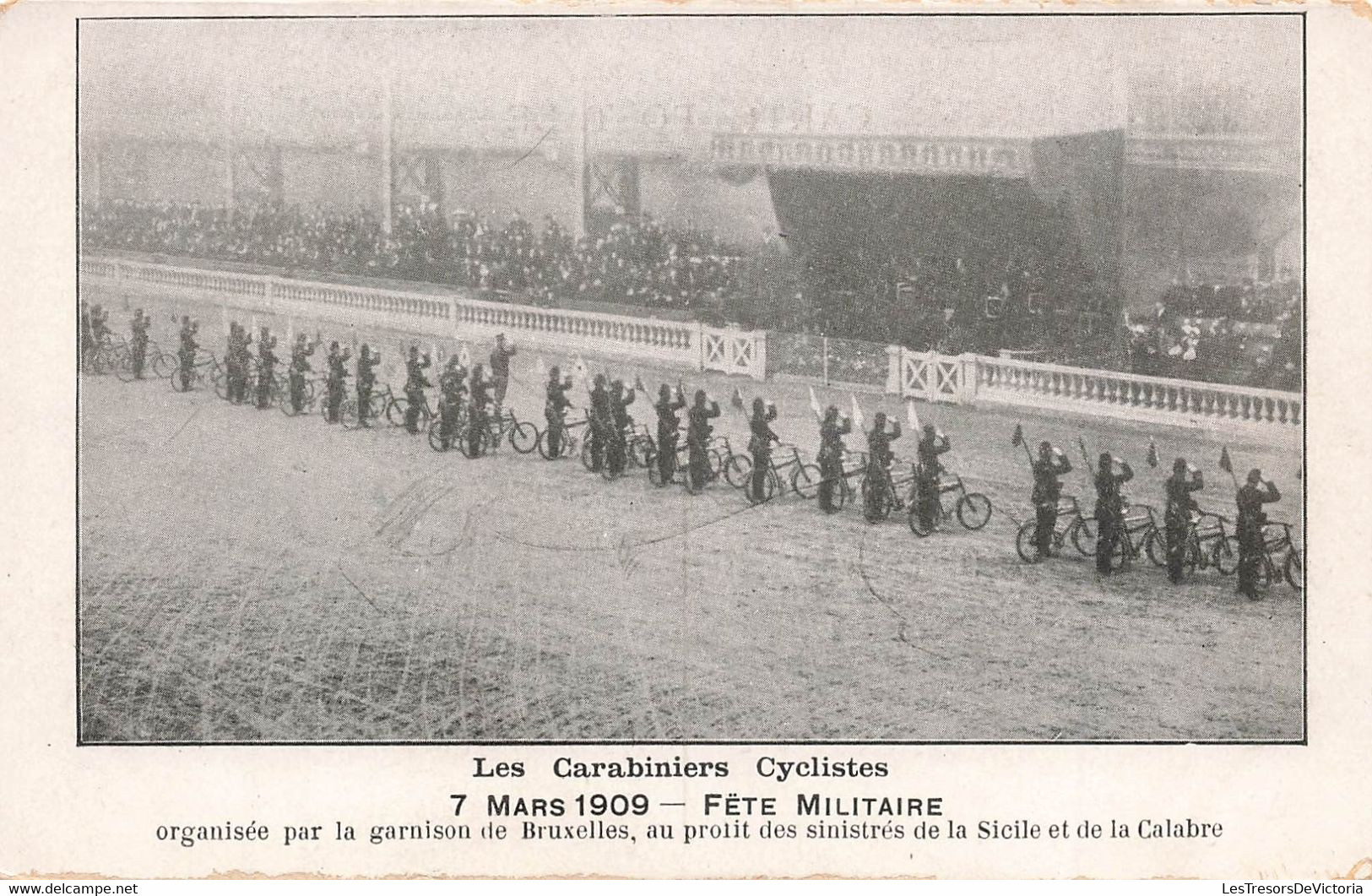 CPA Les Carabiniers Cyclistes - 7 Mars 1909 - Fete Militaire - Garnison De Bruxelles - Sinistrés De La Sicile Et Calabre - Patrióticos