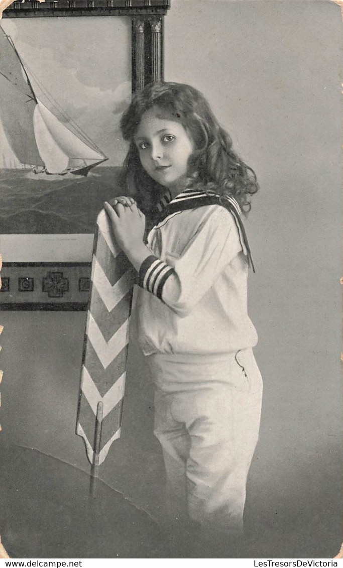 CPA Photo D'une Jeune Fille Avec Une Rame - Bateau - Marinière - Photographie