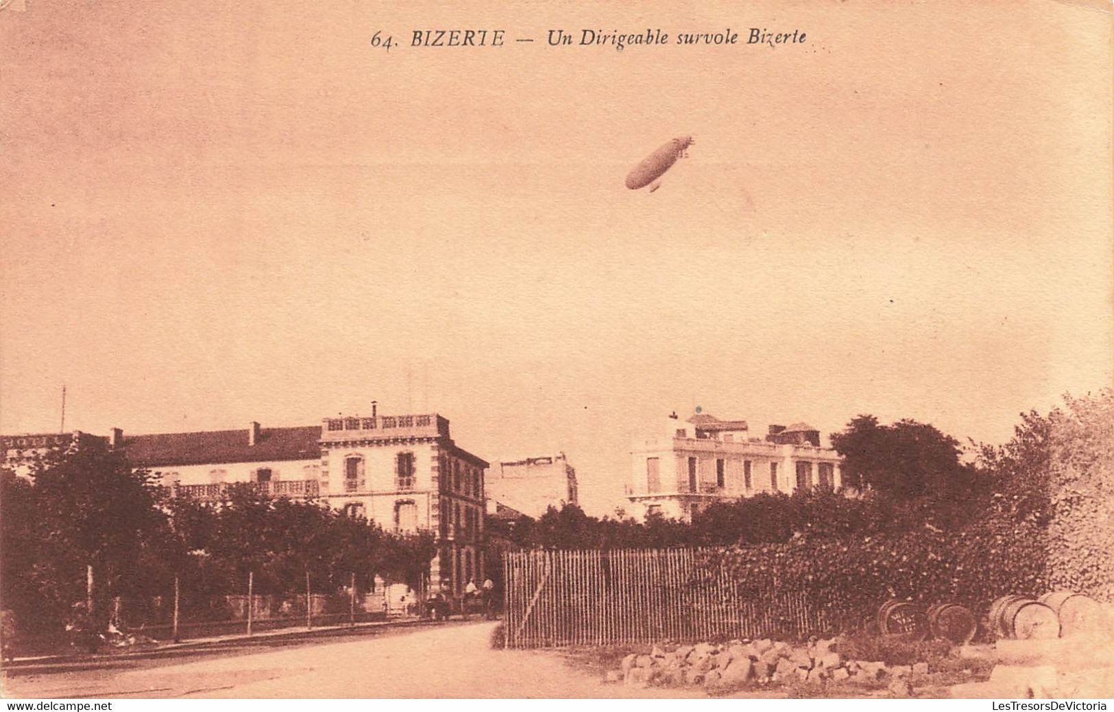 CPA Bizerte - Un Dirigeable Survole Bizerte - Edition Vve Saint Paul Et Fils - Airships