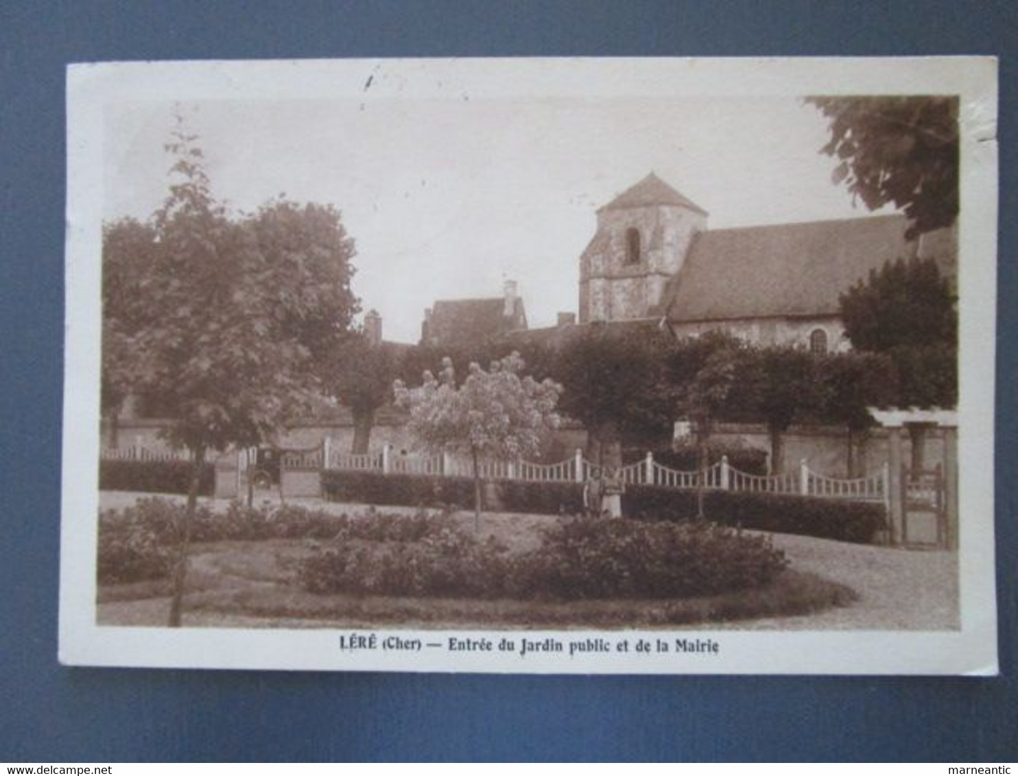 Cpa Léré (18) Entrée Du Jardin Public Et De La Mairie - Lere