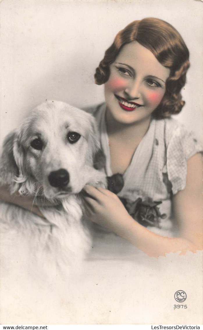 CPA Fantaisie - Femme Posant Avec Un Chien Blanc - P C Paris - Frauen