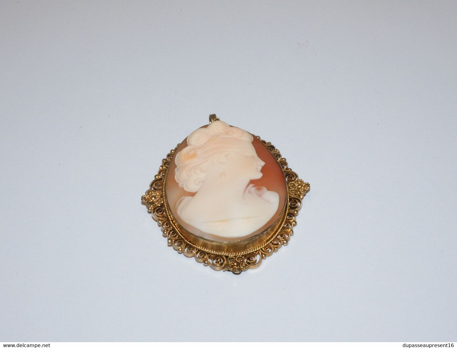 Très Joli Camée Coquillage Sur Boucle En Or Jaune - Grand Format Vintage