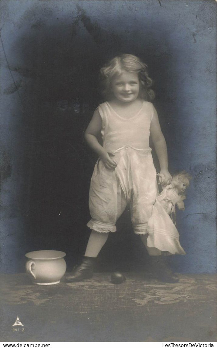 CPA Photo D'une Petite Fille Tenant Une Poupée - Pot De Chambre - Photographie