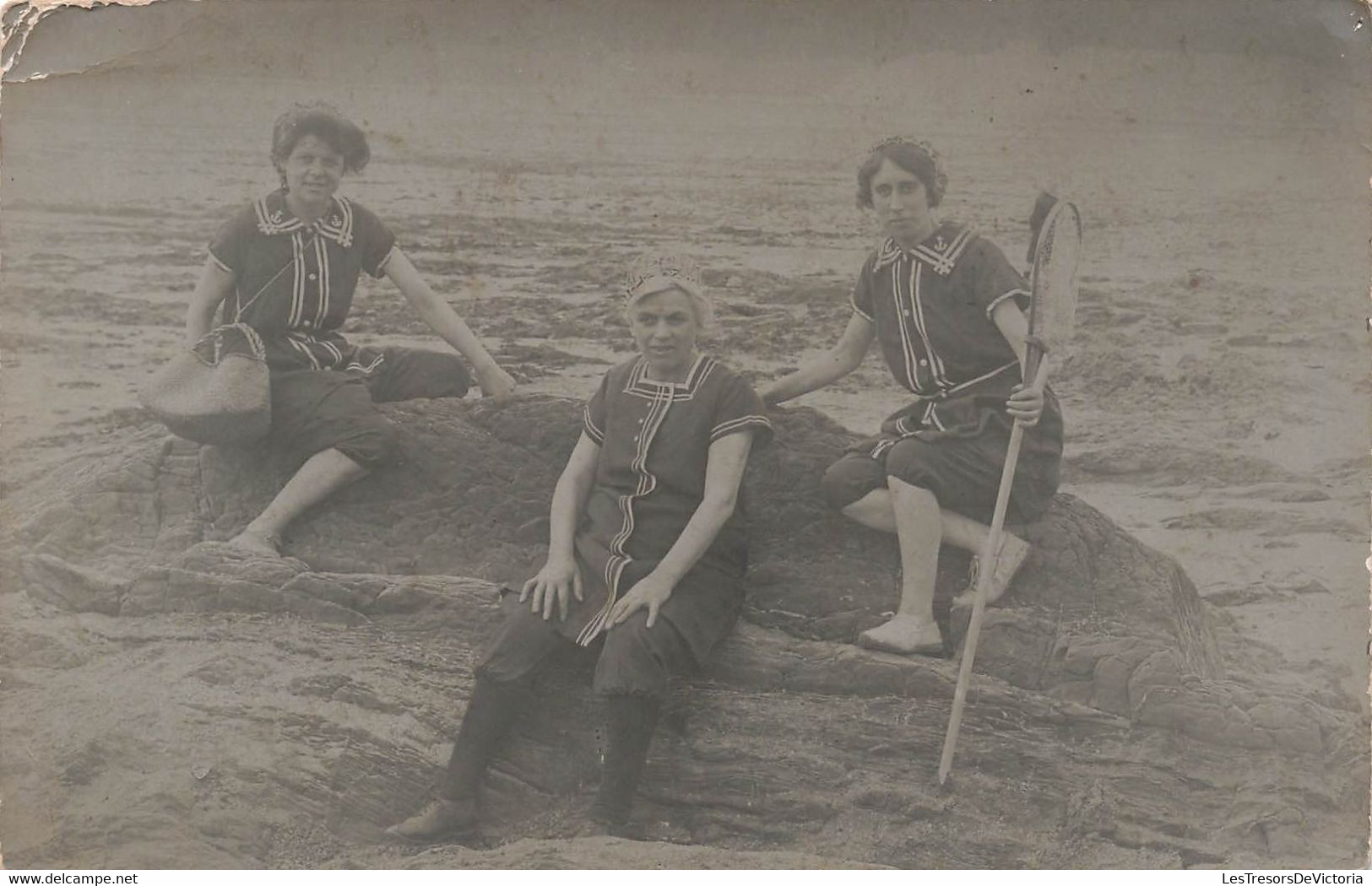 CPA Photo De Trois Femmes Sur La Plage Avec Un Filet à Crevettes - Peche Aux Crevettes - Photographie