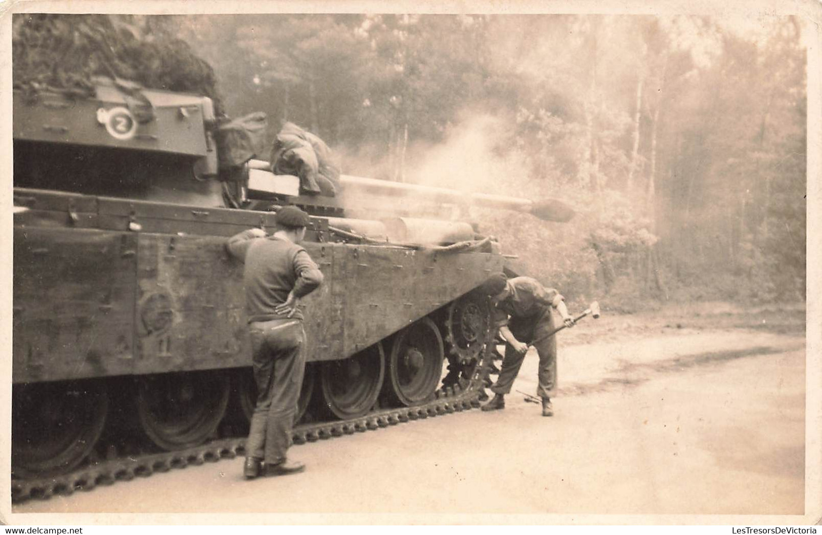 CPA Photo De Militaires Accoudé à Un Char - Tank - Canon - - Photographie