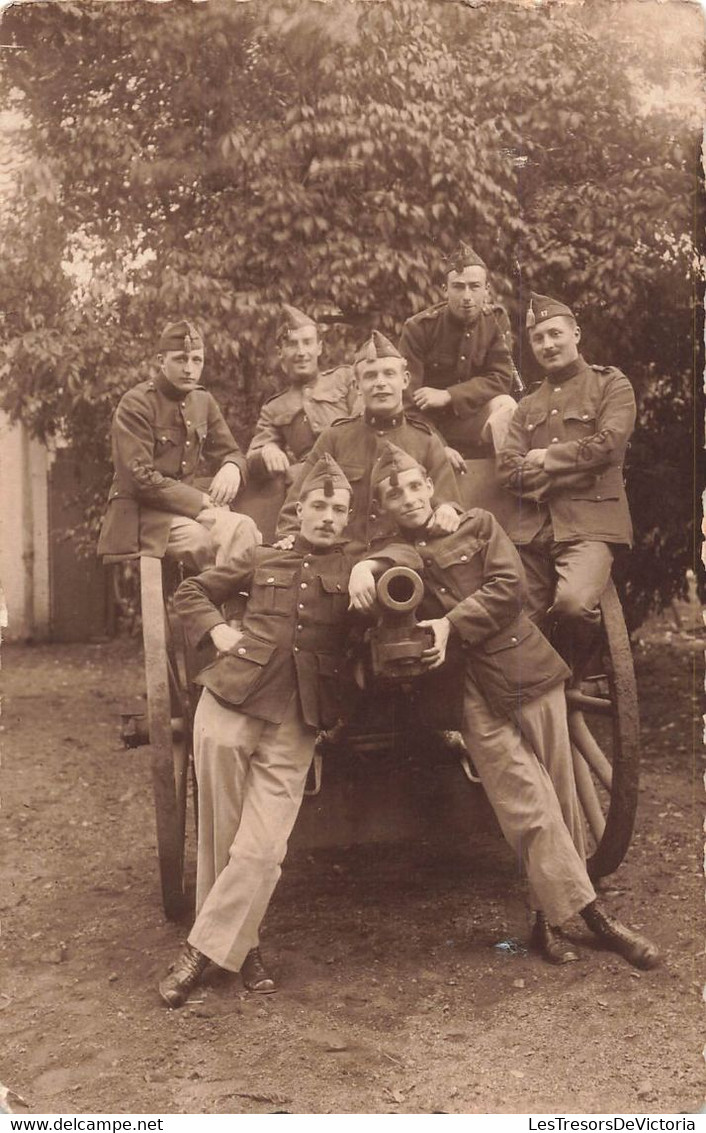 CPA Photo De Militaires Accoudé à Un Canon Sur Une Charette - Soldats En Groupe - Photographie