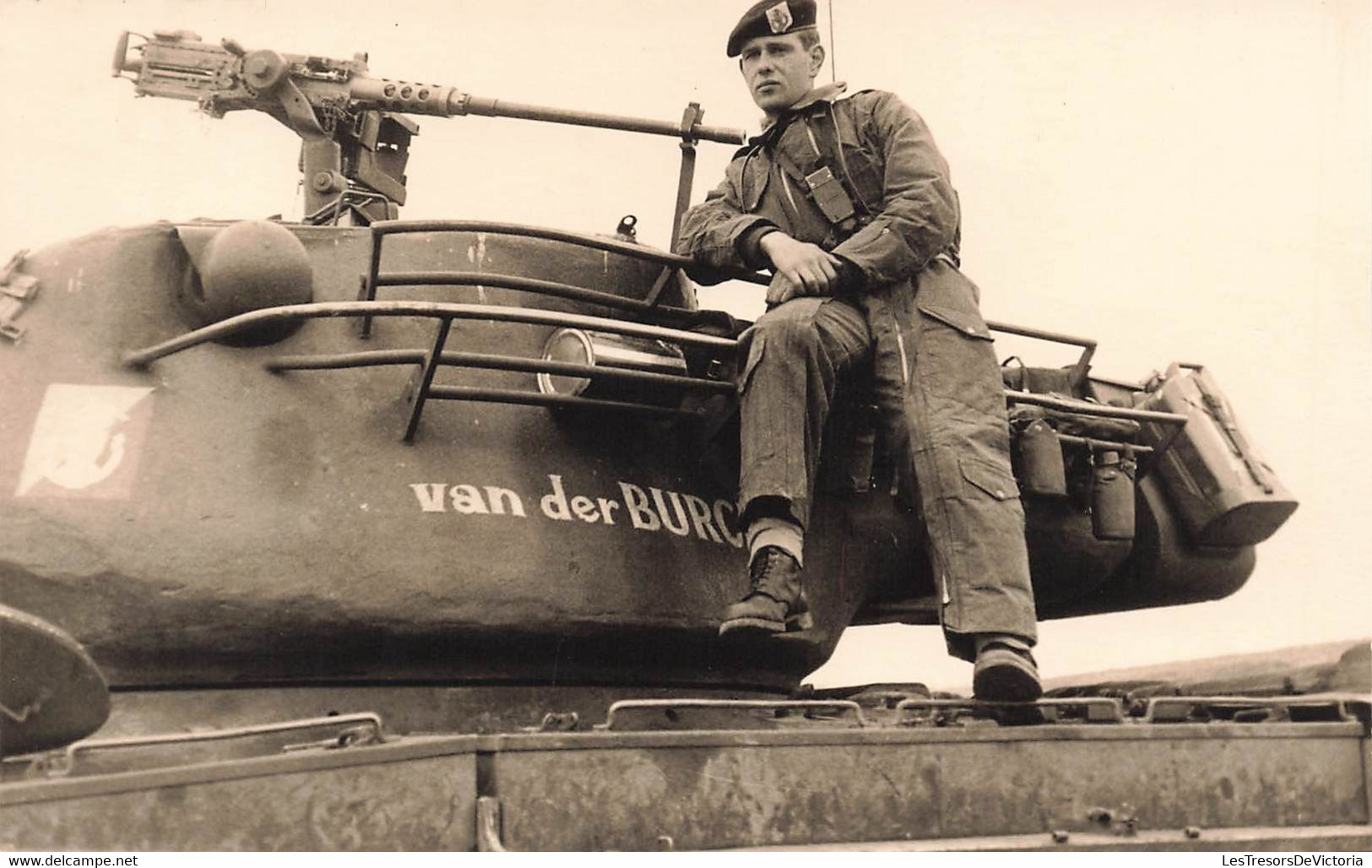 CPA Photo D'un Soldat Accoudé à Un Char - Canon - Arme - Militaires En Uniforme - Photographie