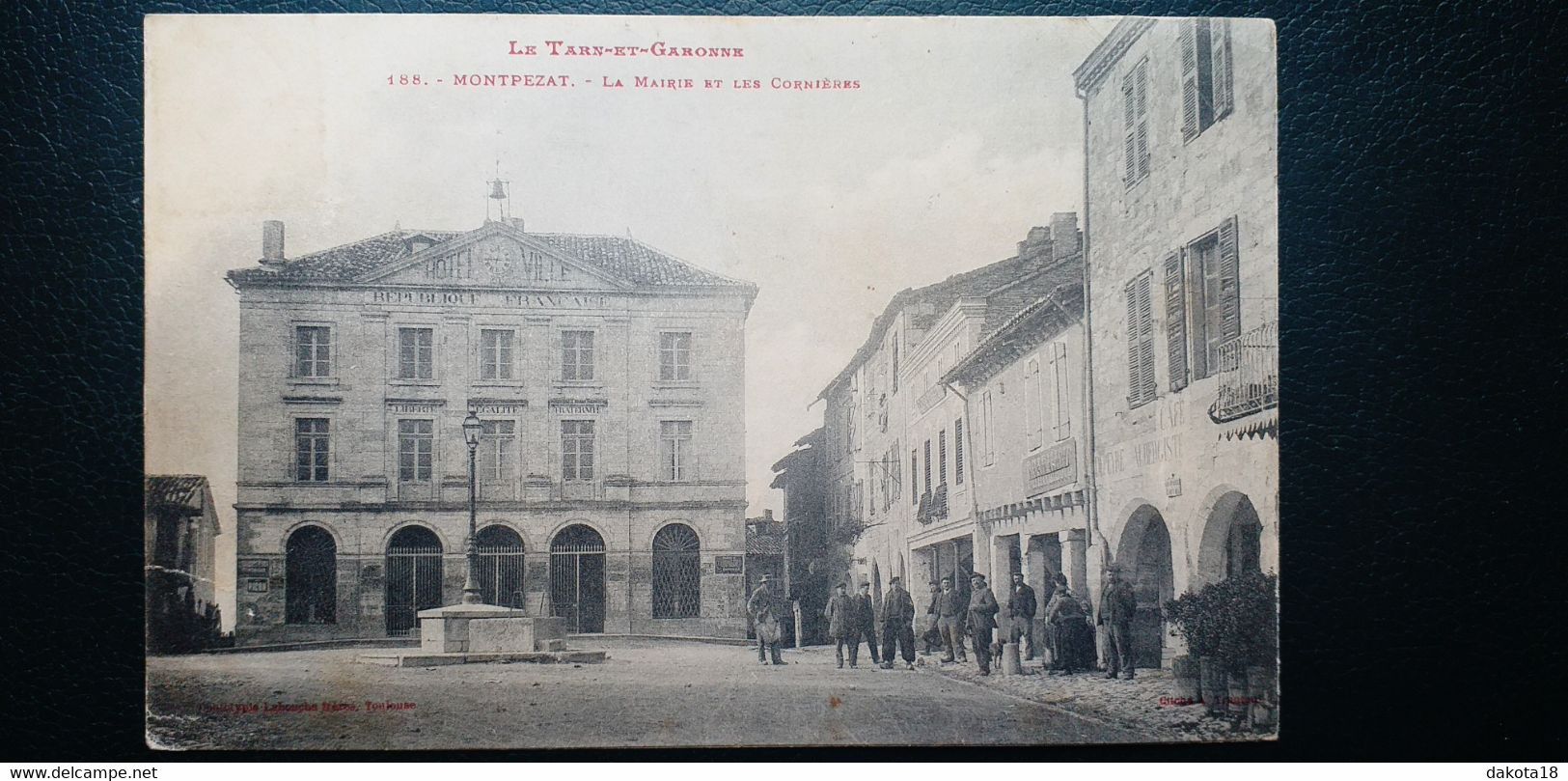 82 , Montpezat ,la Mairie Et Les Cornières  En 1905 - Montpezat De Quercy