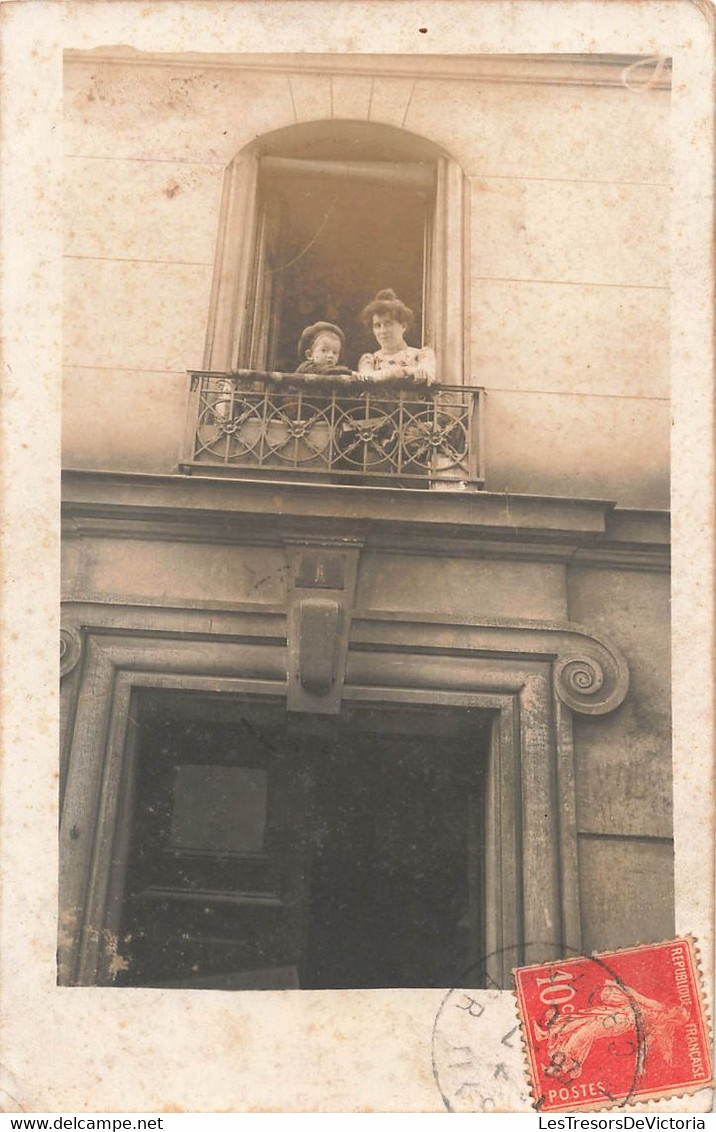 CPA Photo De Deux Personnes Au Balcon - Femme Et Enfant - Façade D'immeuble - - Fotografie