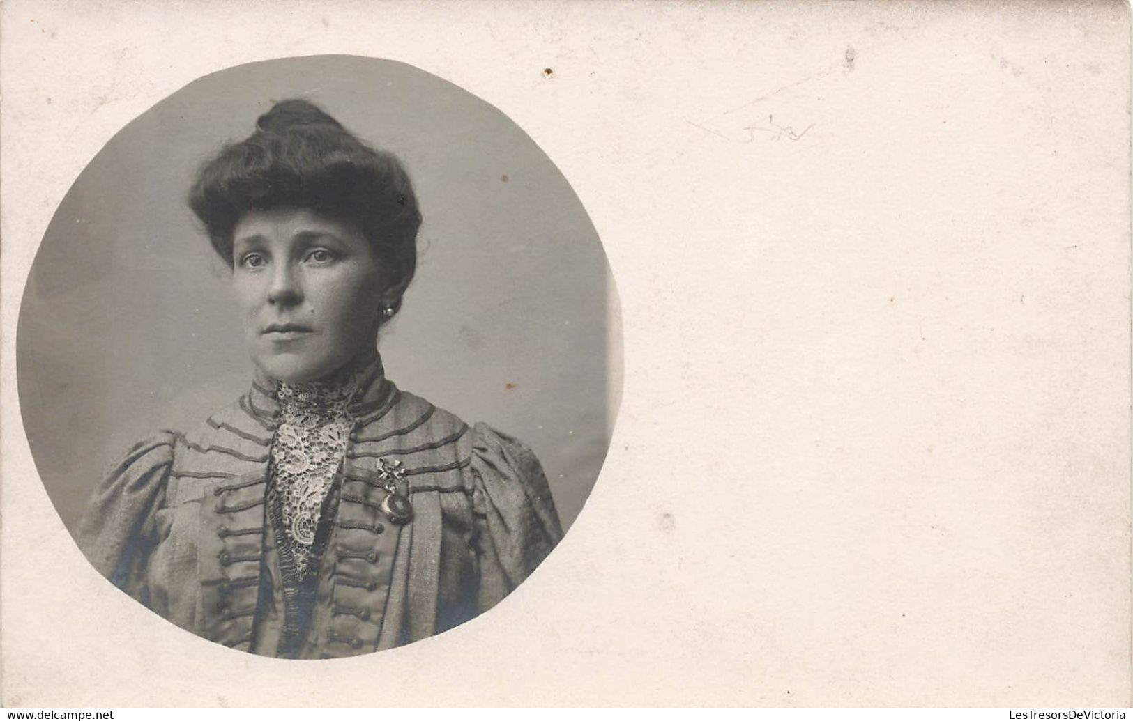 CPA Photo Portrait D'une Femme Avec Une Jolie Veste Et Un Chemisier En Dentelle - Photographie