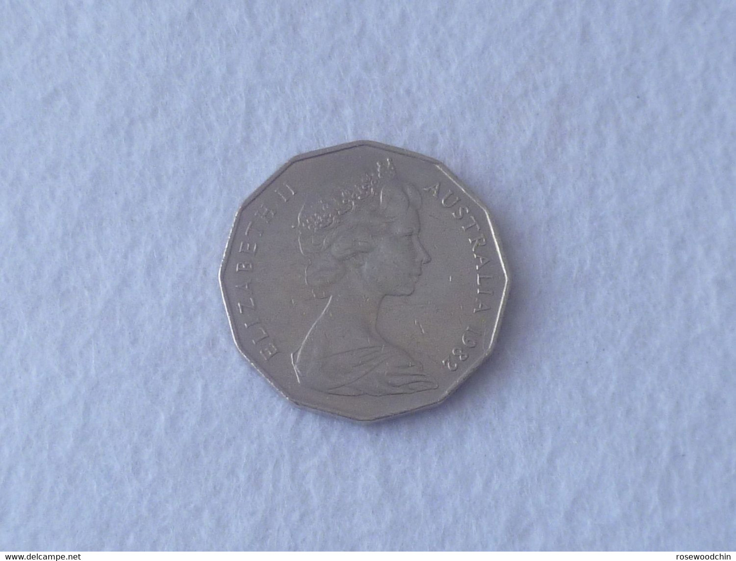 Vintage !  One Pc. Of 1982 AUSTRALIA Queen Elizabeth II QE II - Fifty (50) Cents Coin (#168B) - Autres & Non Classés