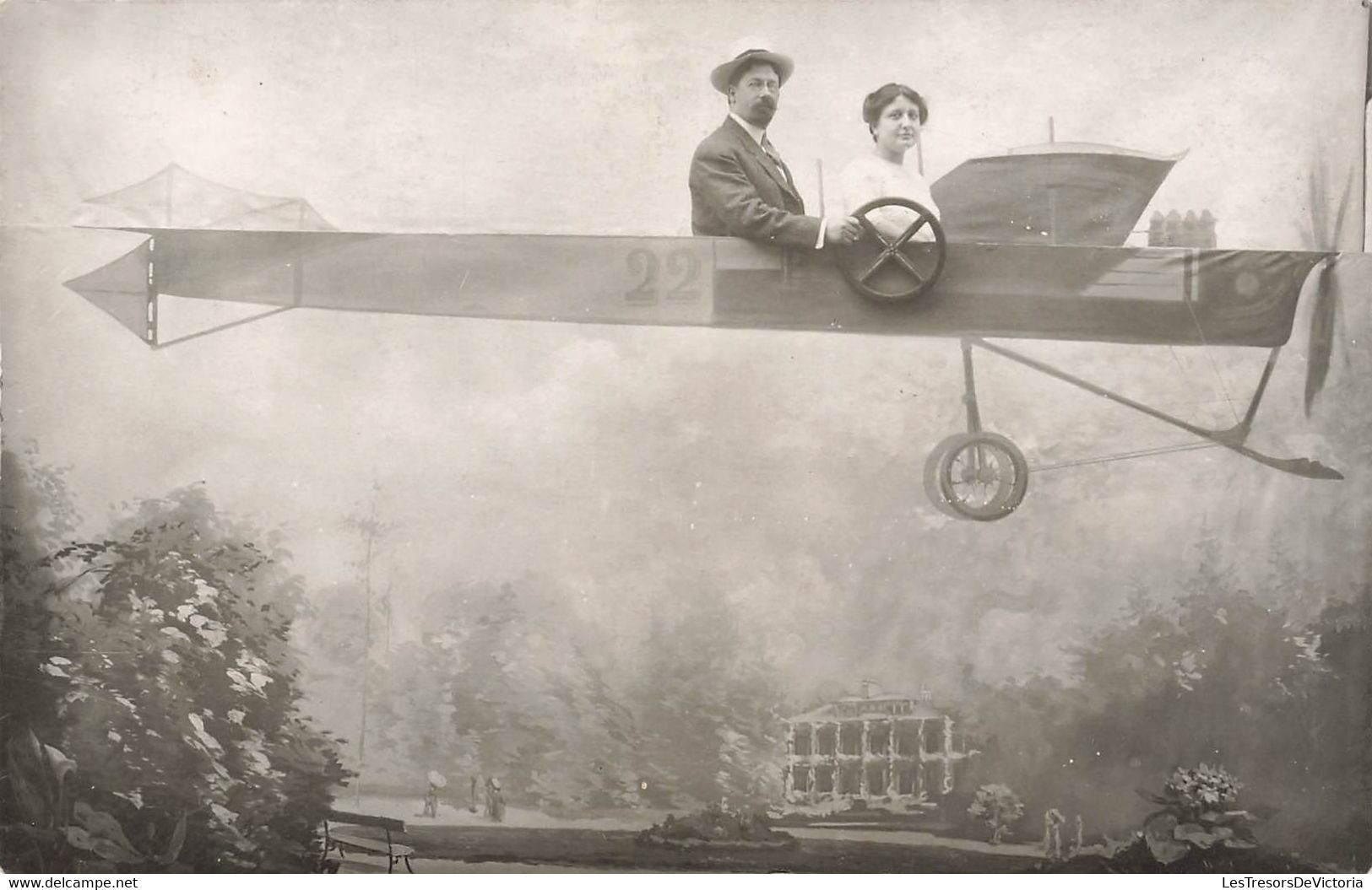 CPA Photo D'un Couple Dans Un Décor D' Avion - - Photographie