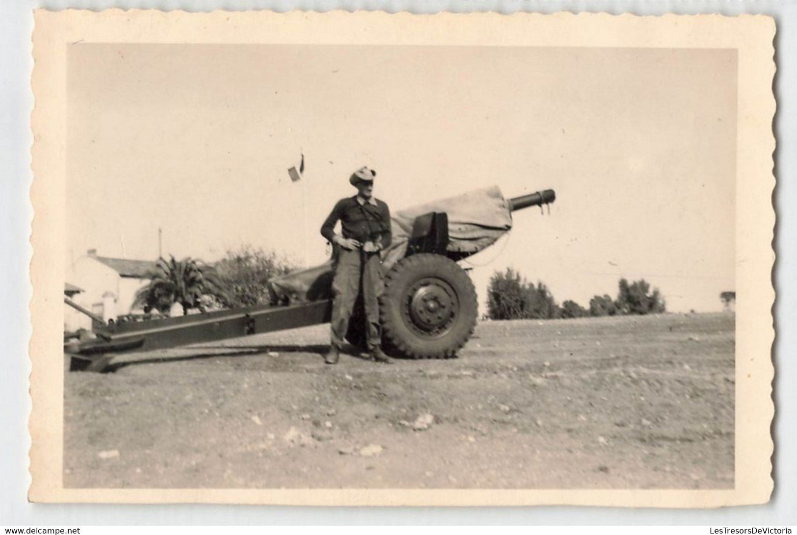 Photo Militaire - Homme Devant Un Canon Sur Roues - 12.5x8.5cm - Krieg, Militär