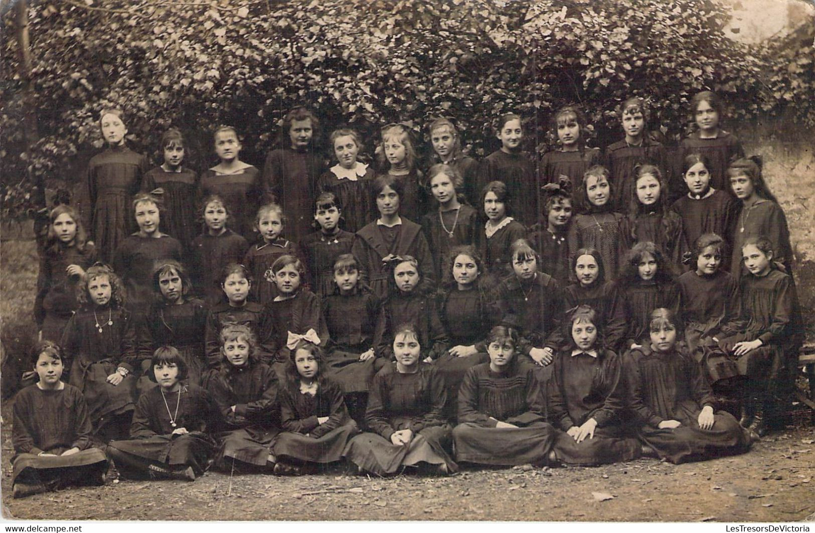 CPA - Photographie - Ecole - Classe De Filles En Uniforme Noir - Groepen Kinderen En Familie