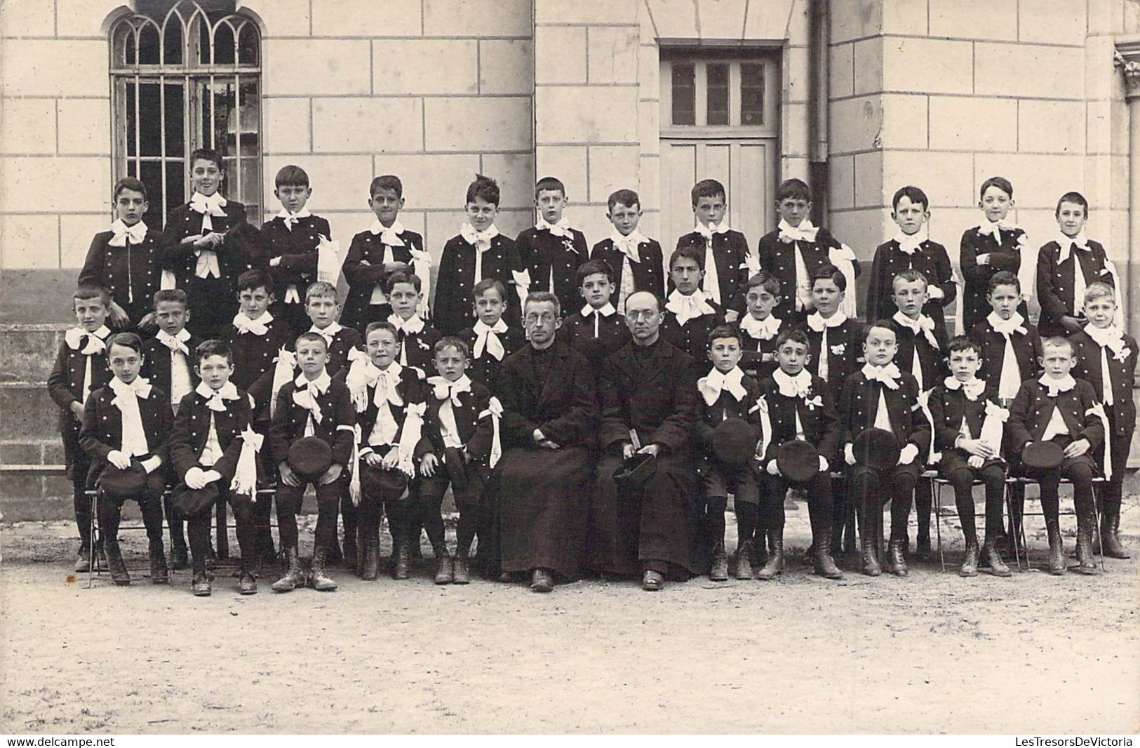 CPA - Photographie - Ecole - Pensionnat Religieux - Photo De Classe En Uniforme - Groupes D'enfants & Familles