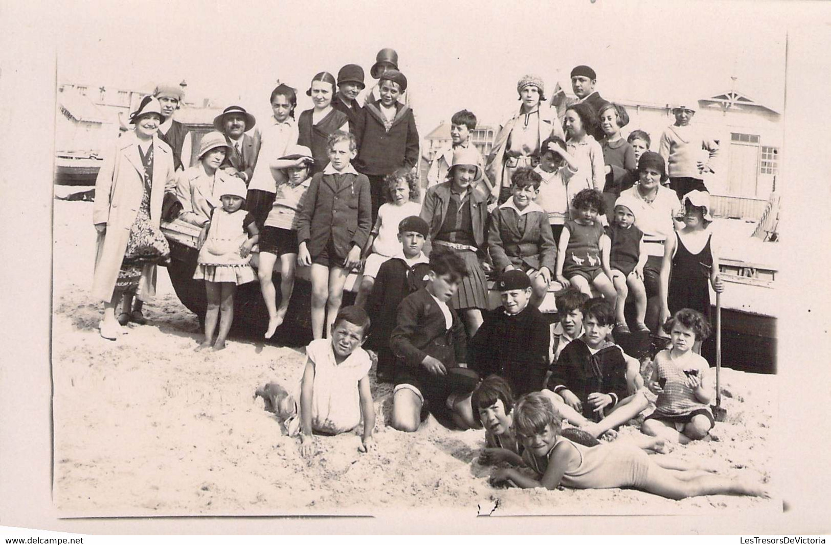 CPA - Photographie - Groupe D'hommes, Femmes Et Enfants à La Plage - Date 15 06 1930 - Photographie