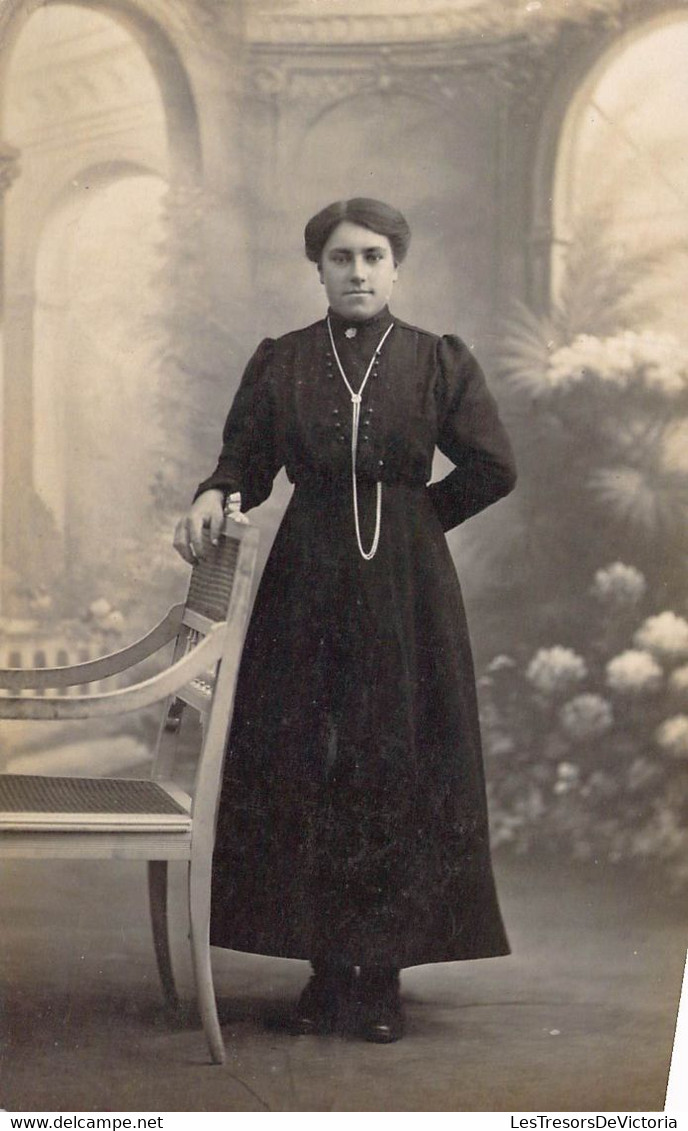 CPA - Photographie - Femme Souriante En Robe Noire - Meuble Ancien - Mode - Photographie