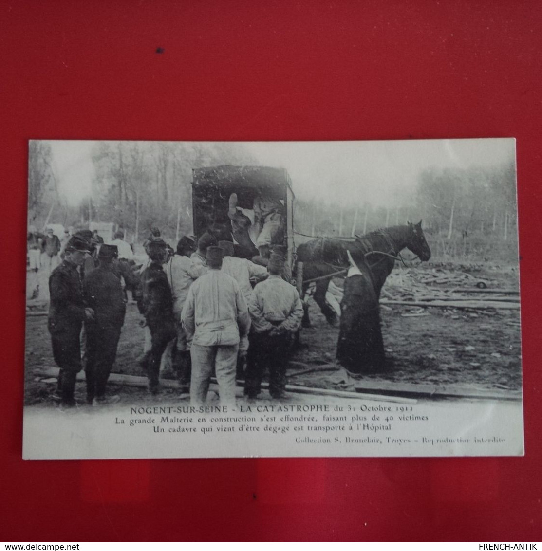 NOGENT SUR SEINE LA CATASTROPHE 1911 LA GRANDE MALTERIE UN CADAVRE DEGAGE EST TRANSPORTE A L HOPITAL - Nogent-sur-Seine