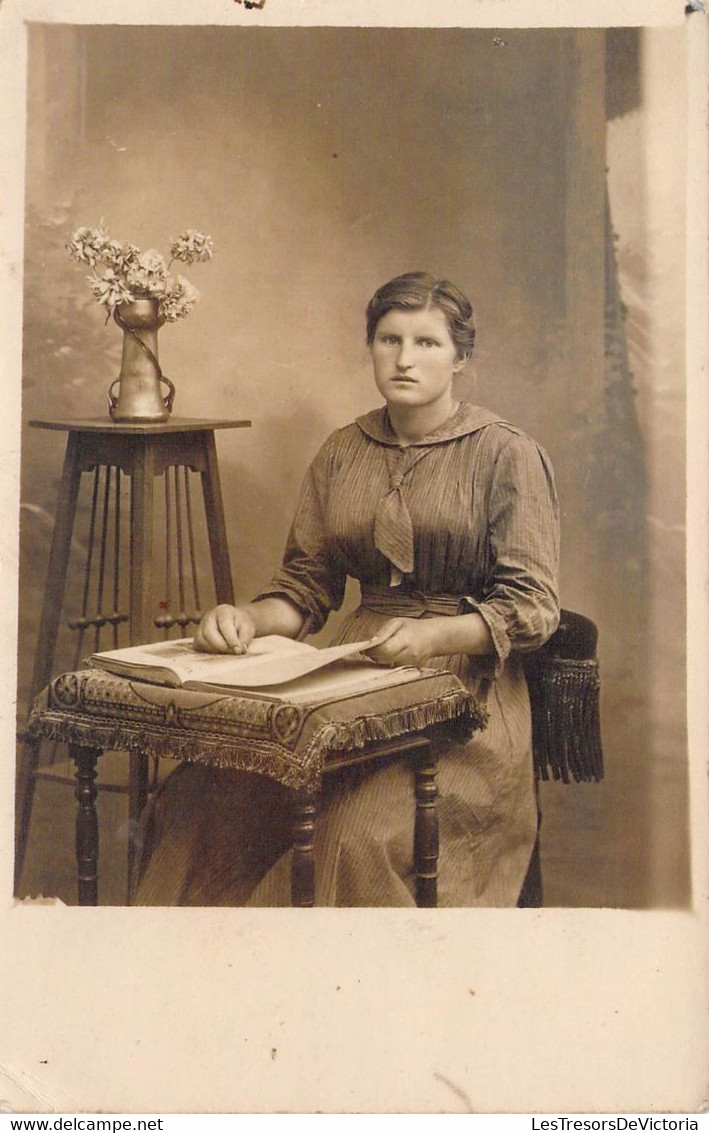 CPA - Photographie - Femme Assise Devant Un Livre - Photographie