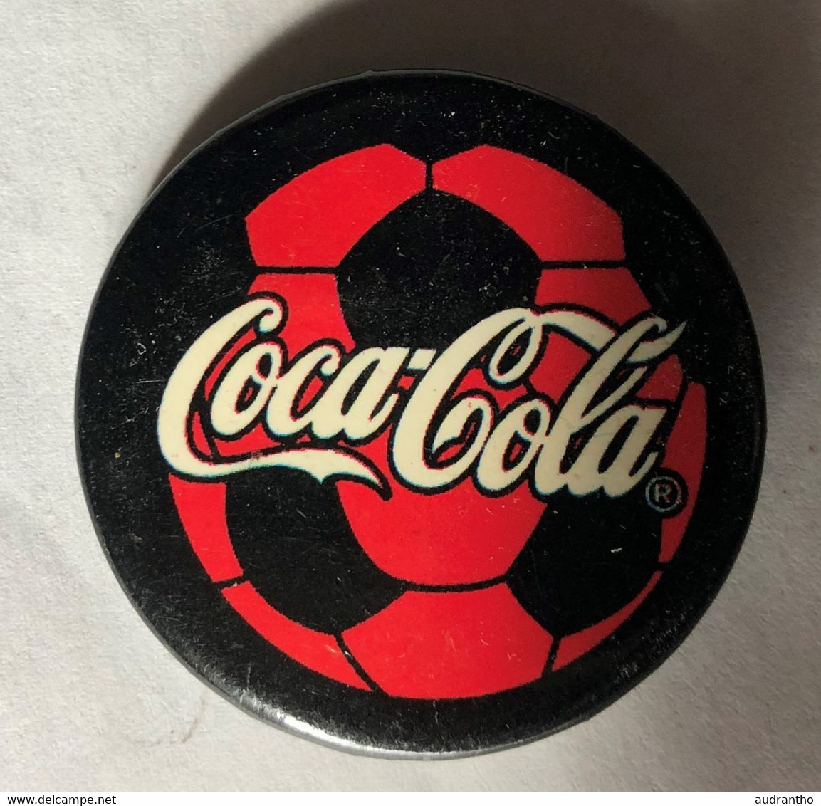 Badge Vintage Publicité Marque COCA-COLA Ballon De Football -- MM TENG DA - Andere & Zonder Classificatie