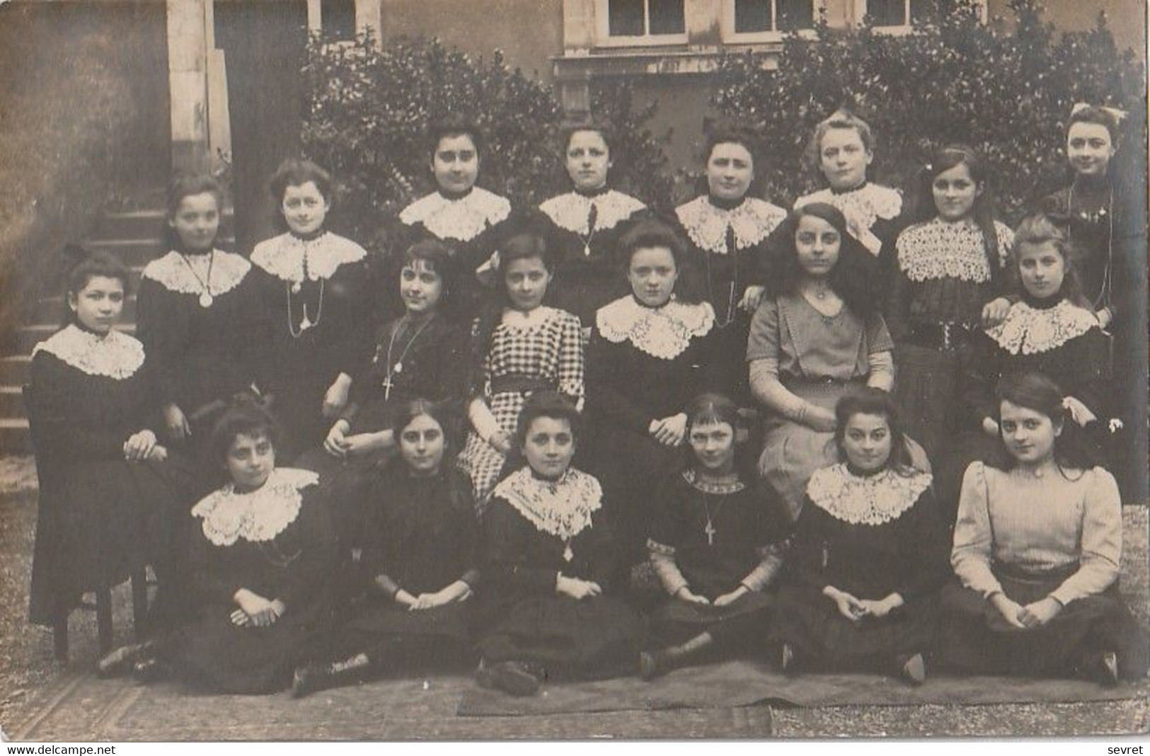 ANGERS. - Carte Photo RARE D'un Groupe De Jeunes Filles. Correspondance De Leur Professeur Au Verso - Angers