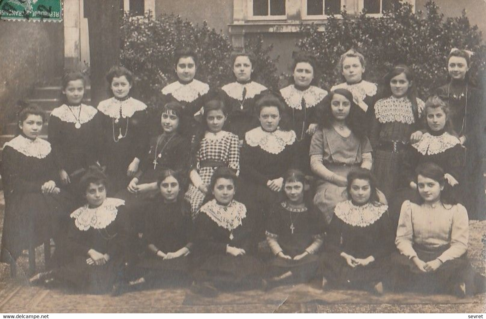 ANGERS. - Carte Photo RARE D'un Groupe De Jeunes Filles. Correspondance De Leur Professeur Marguerite Au Verso - Angers