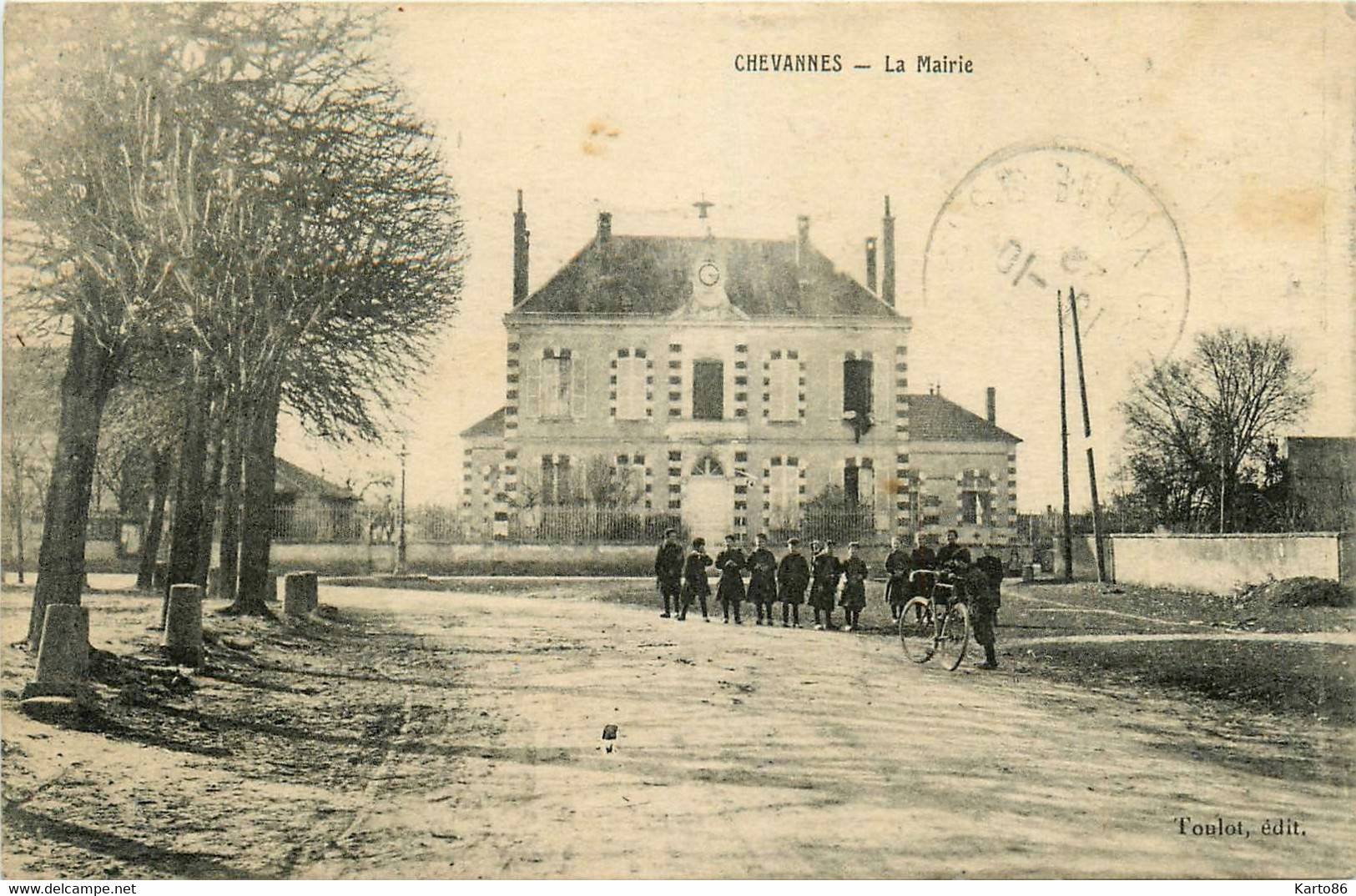 Chevannes * Rue Et La Place De La Mairie * Villageois - Chevannes