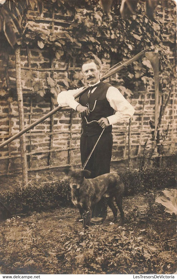 CPA Photo - Homme Avec Une Faux Sur L'épaule Et Un Chien En Laisse - Photographie