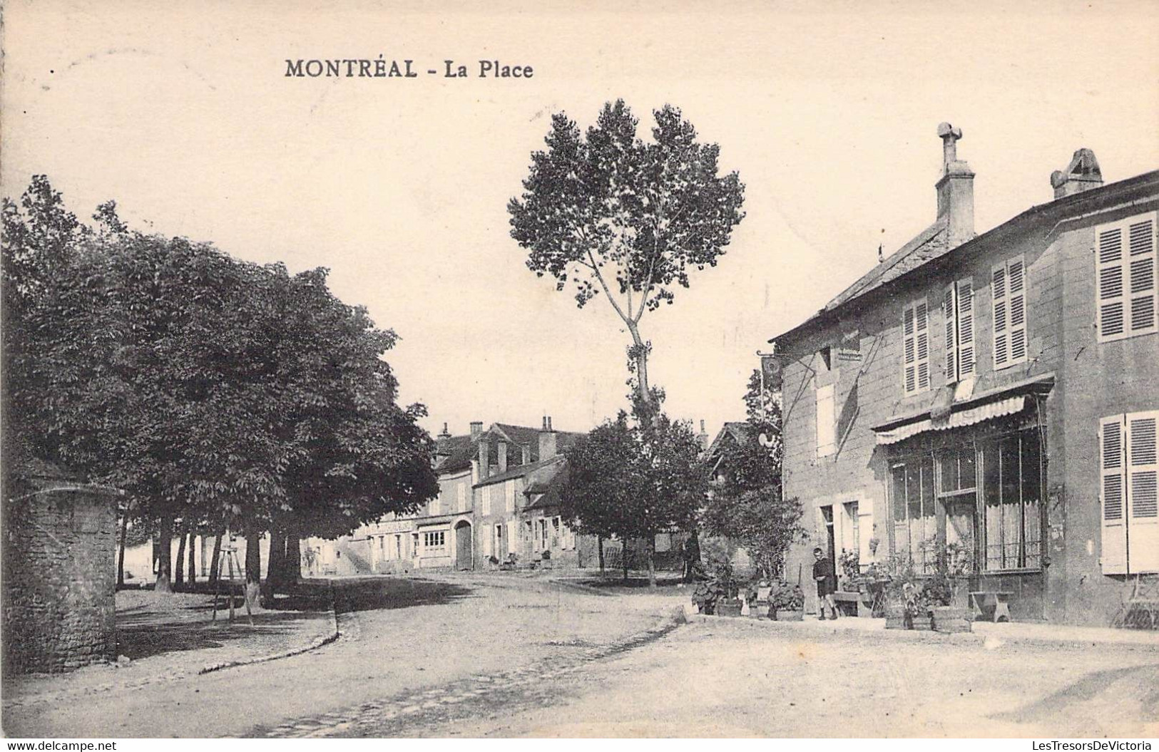 CPA France - Montréal - La Place - Animée - Oblitérée 16 Septembre 1922 Montréal Yonne - Route - Montreal