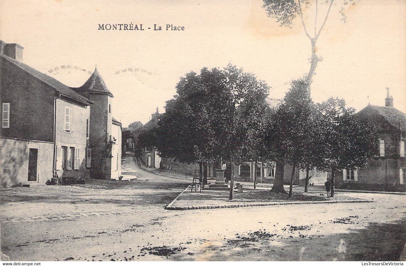 CPA France - Montréal - La Place - Animée - Oblitérée 16 Janvier 1924 Montréal Yonne - Route - Vélo - Monument - Montreal