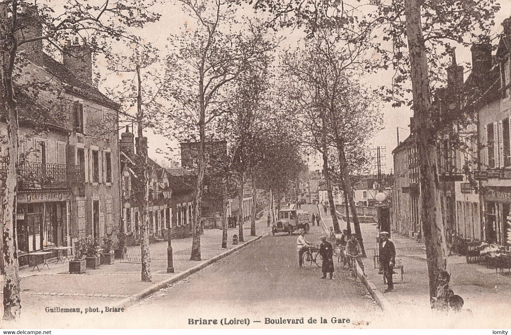 45 Briare CPA Boulevard De La Gare Carte Avec Animation Camion Vélo Cycliste , Café Tabac - Briare