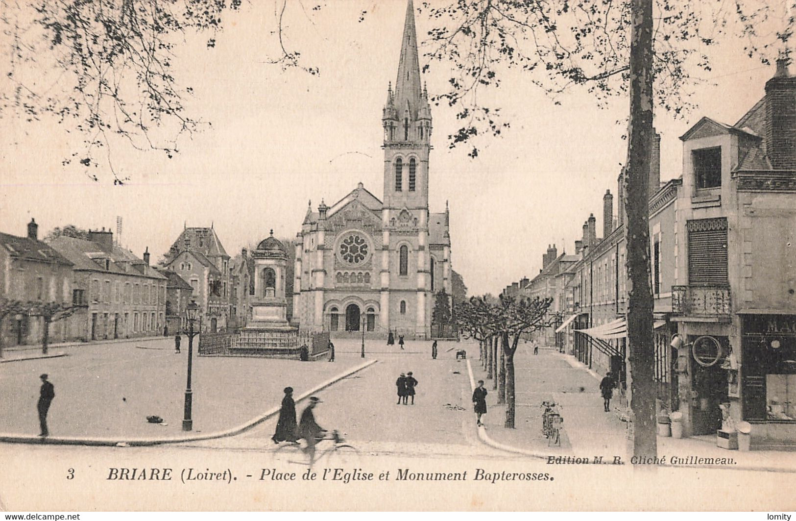 45 Briare CPA Place De L' église Et Monument Bapterosses , Vélo Cycliste - Briare