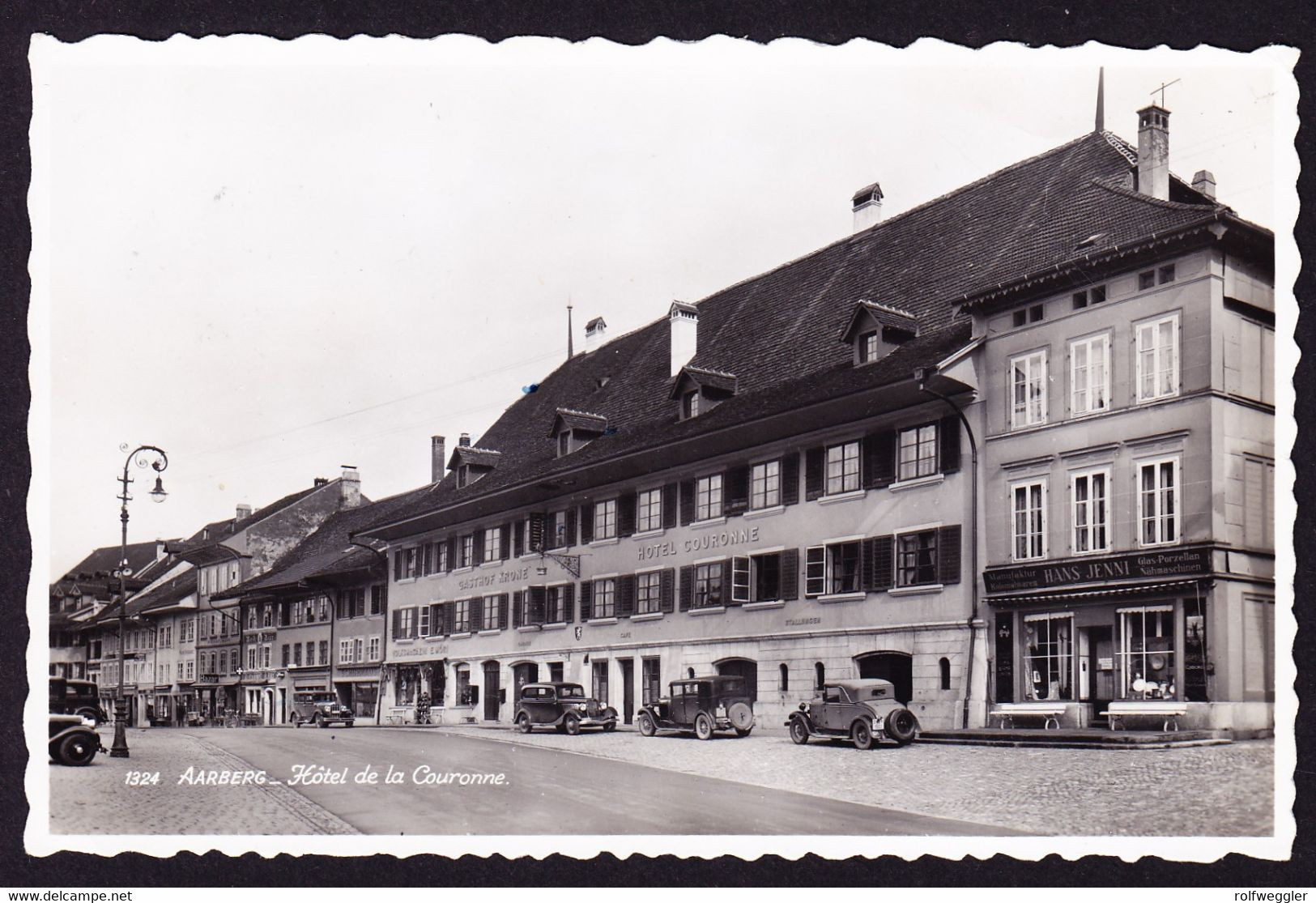 1952 Gelaufene Foto AK Aus Aarberg, Hotel De La Couronne Mit Alten Autos. - Aarberg