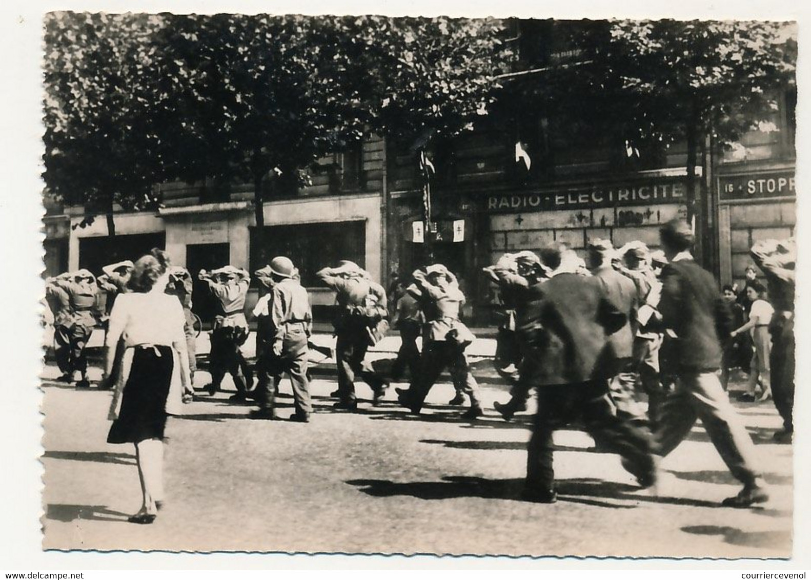 CPSM - PARIS - Des Prisonniers Allemands Sont Emmenés Par Des Soldats Américains - Weltkrieg 1939-45