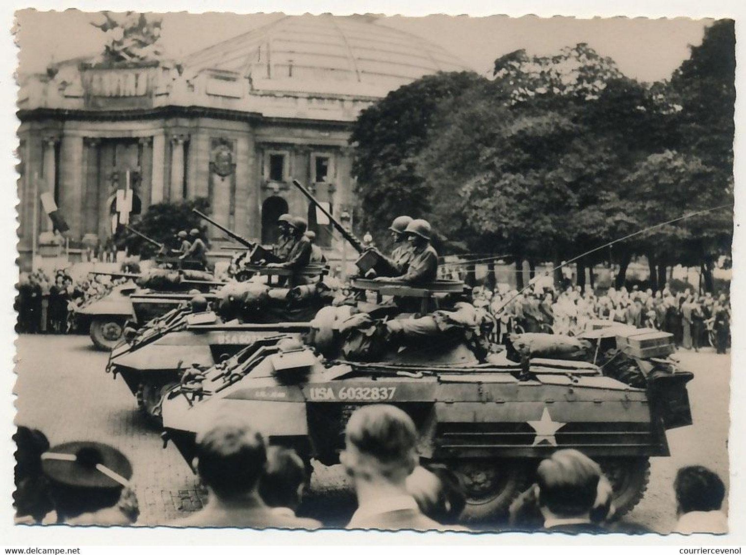 CPSM - PARIS - Passage Des Blindés Américains Devant Le Grand Palais - Oorlog 1939-45