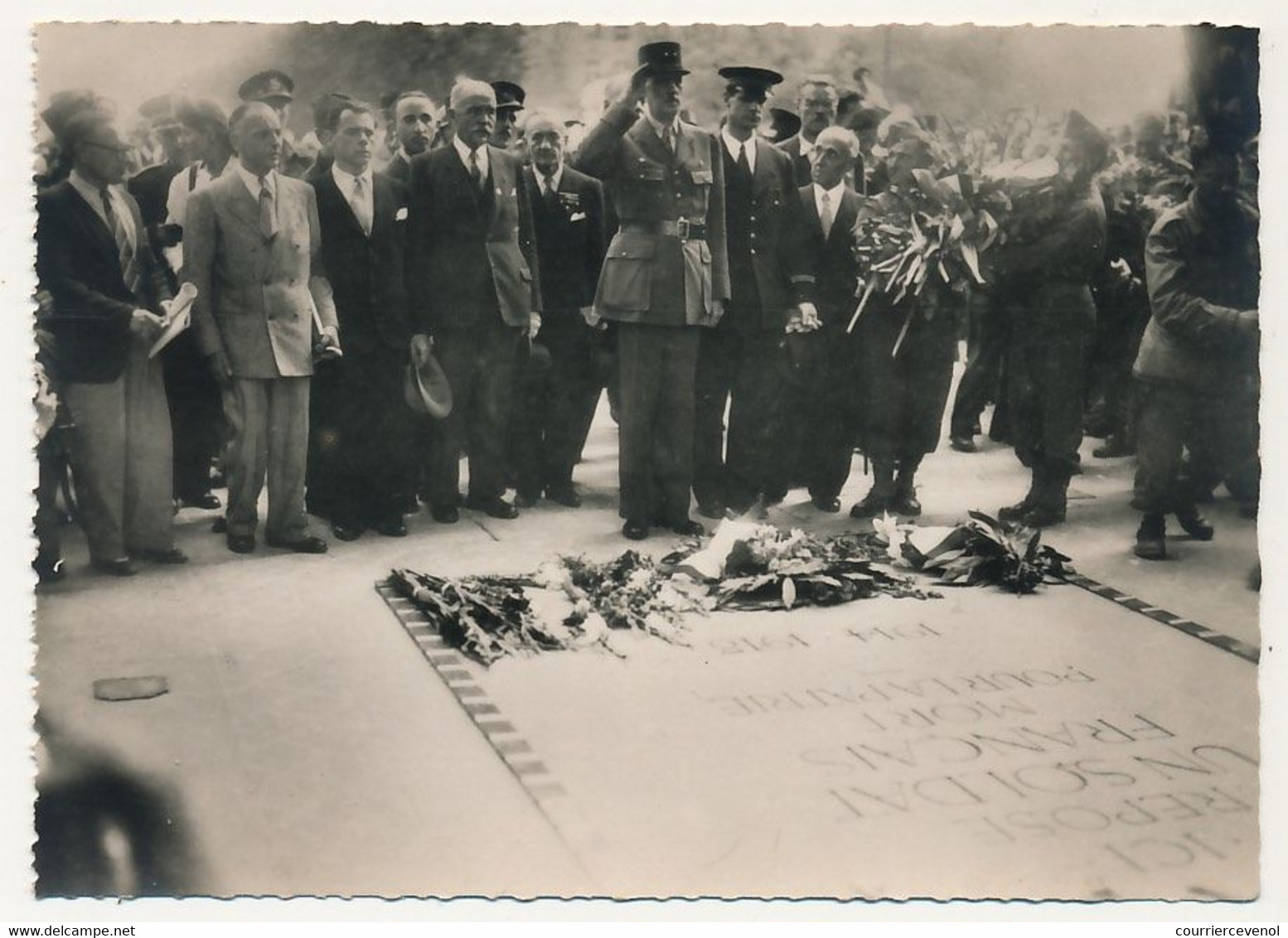 CPSM - PARIS - Le Général De Gaulle Devant La Tombe Du Soldat Inconnu - Guerra 1939-45