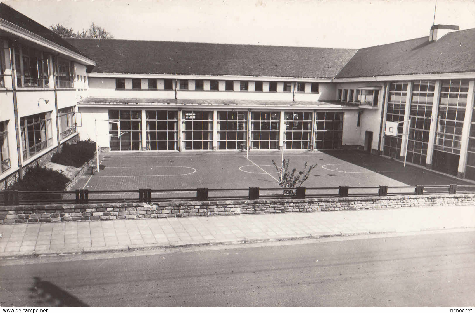 Court-Saint-Etienne - Ecole Technique Provinciale Cour De Jeux - Court-Saint-Etienne